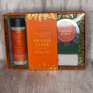 🐼 3/$25 Orange clove bath and body gift set